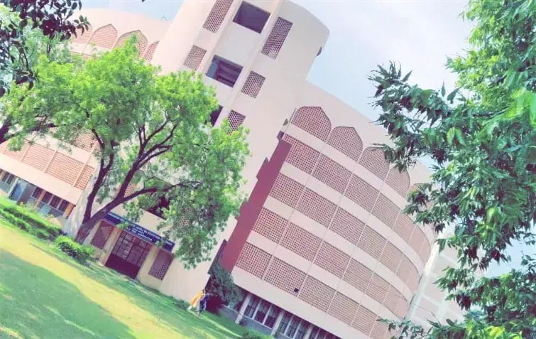 Jamia Hamdard University Delhi Academic Building photo 1